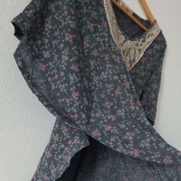 Decree | Flowy Floral & Lace Top - Picture 5 of 6